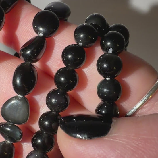 Regenbogenobsidian Kette, 45 cm, mit gleichmäßig geschliffenen 6,6-mm-Perlen oder mit organisch geformten Nuggets aus irisierendem Vulkanglas und Edelstahlverschluss.