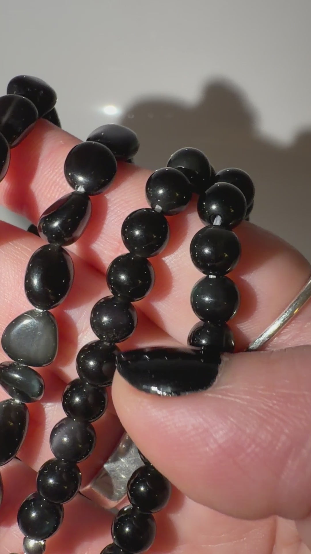 Regenbogenobsidian Kette, 45 cm, mit gleichmäßig geschliffenen 6,6-mm-Perlen oder mit organisch geformten Nuggets aus irisierendem Vulkanglas und Edelstahlverschluss.