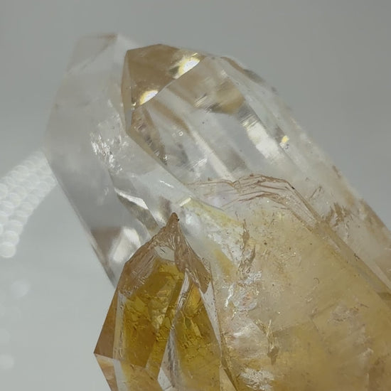 Gelber Lemurian Quarz KL48, 5,1 × 3,1 cm, Herkunft Brasilien, mit sichtbaren Lemurian Lines auf den Prismenflächen.