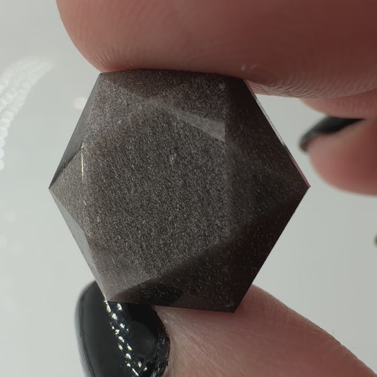 Handgeschliffener Silberobsidian-Feenstein in hexagonaler Form, ca. 2 cm, mit silbrigem Schiller 