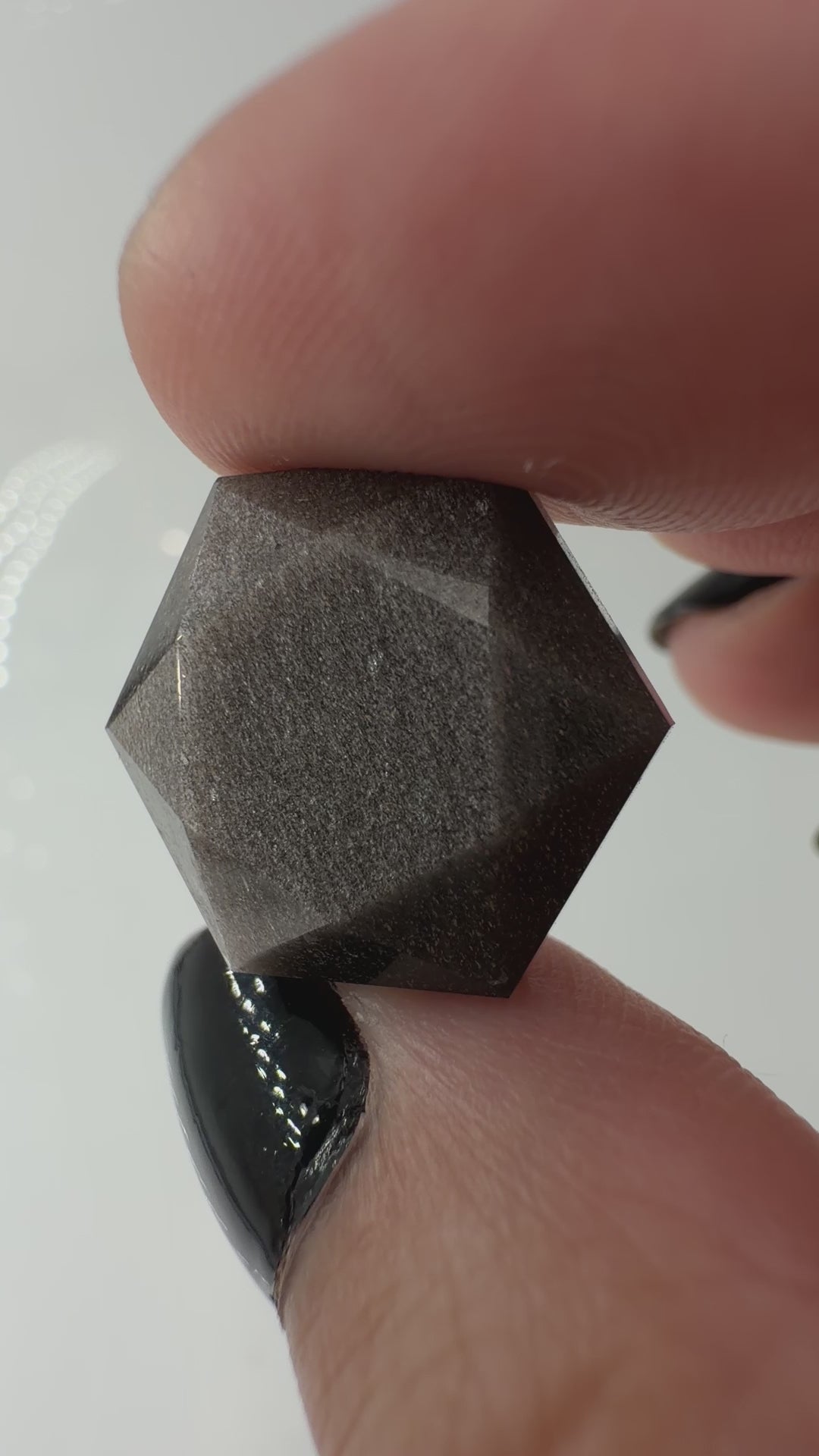 Handgeschliffener Silberobsidian-Feenstein in hexagonaler Form, ca. 2 cm, mit silbrigem Schiller 