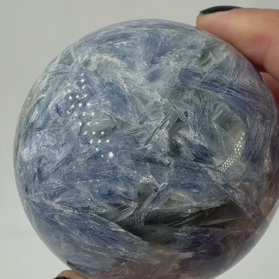 handpolierte Mineralien-Kugel in Blau mit charakteristischer Lamellenstruktur, Durchmesser 6,5 cm