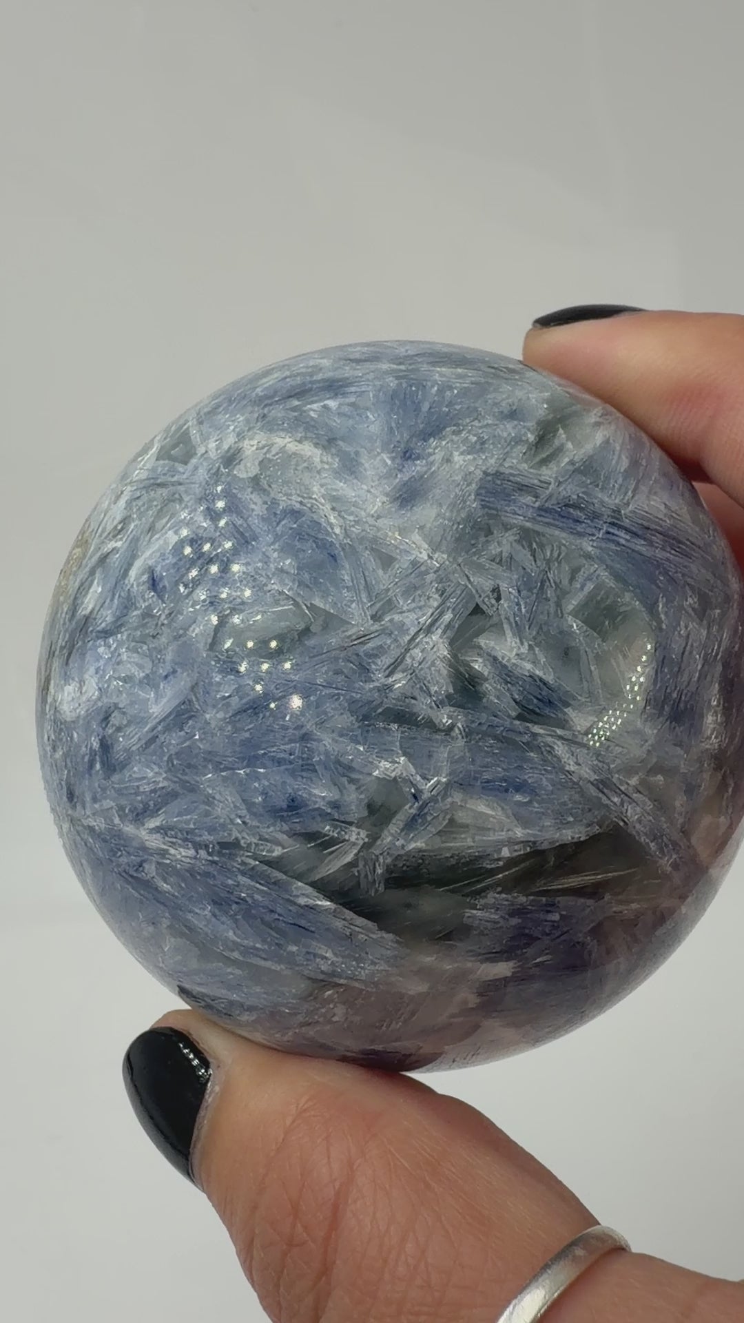 handpolierte Mineralien-Kugel in Blau mit charakteristischer Lamellenstruktur, Durchmesser 6,5 cm