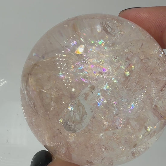 Pink Quarz Kugel HK245 aus Madagaskar – polierte Kugel mit zartem rosa-pinkem Farbton durch Hämatit-Einschlüsse, Ø 5,5 cm