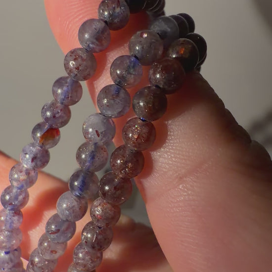 Kugelarmband aus Iolith mit Sonnenstein IS10 – mineralogisches Unikat mit Pleochroismus, 4 mm, Umfang 18 cm