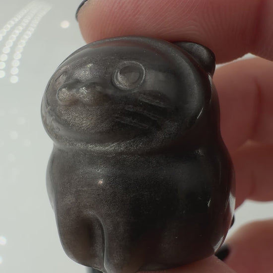 Handgeschliffene Katze aus Silberobsidian mit charakteristischem Silberglanz, ca. 2,6 × 2,6 cm – Carving aus vulkanischem Glas.