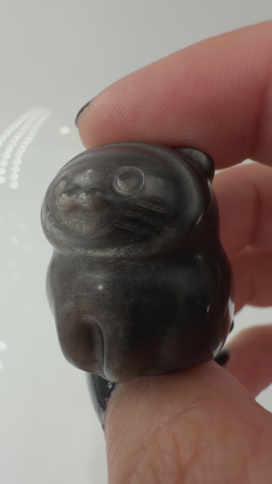 Handgeschliffene Katze aus Silberobsidian mit charakteristischem Silberglanz, ca. 2,6 × 2,6 cm – Carving aus vulkanischem Glas.