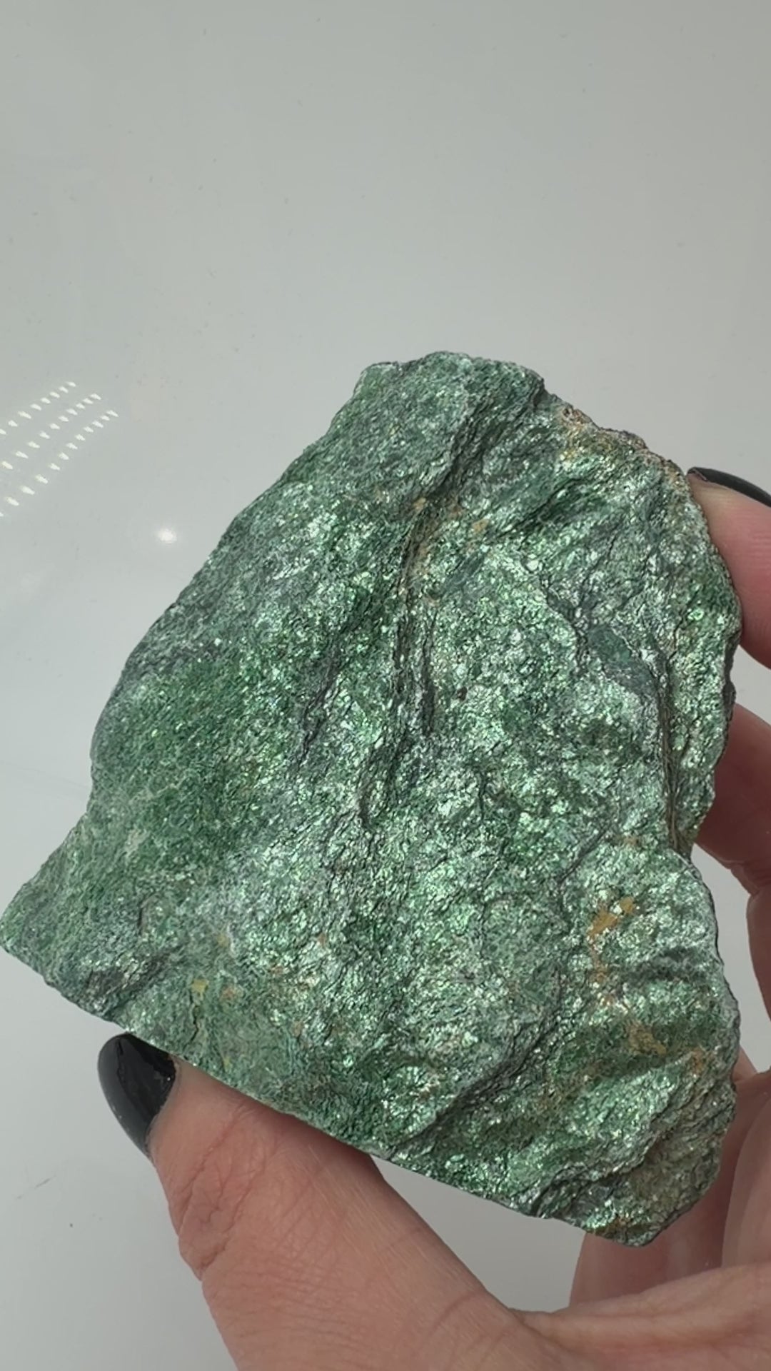 Grüner Fuchsit-Rohstein FU11 mit silbrig schimmernder, blättriger Oberfläche