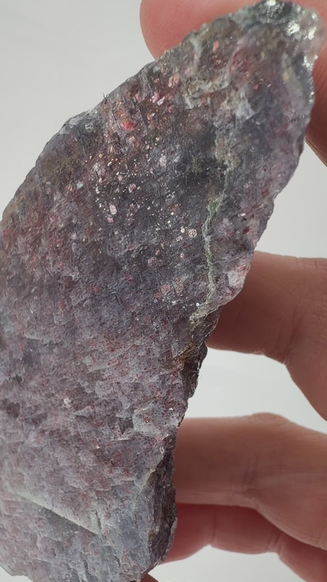 längliche Iolith-Sonnenstein-Scheibe IR39 mit grauvioletten Bereichen, feinen rötlichen Reflexen und unregelmäßigem Rand