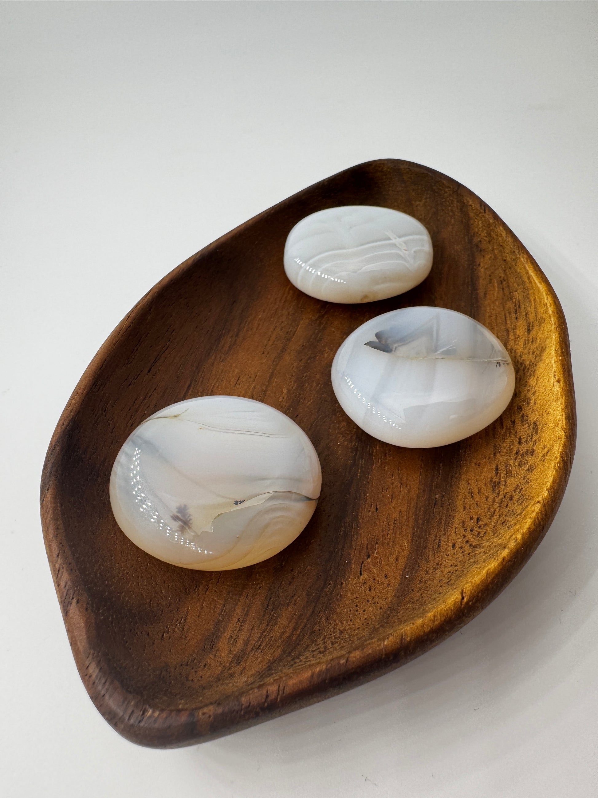 Scheibensteine aus weißem Achat aus Botswana mit feiner Bänderung und transluzenter Qualität, 3,4–3,7 cm.