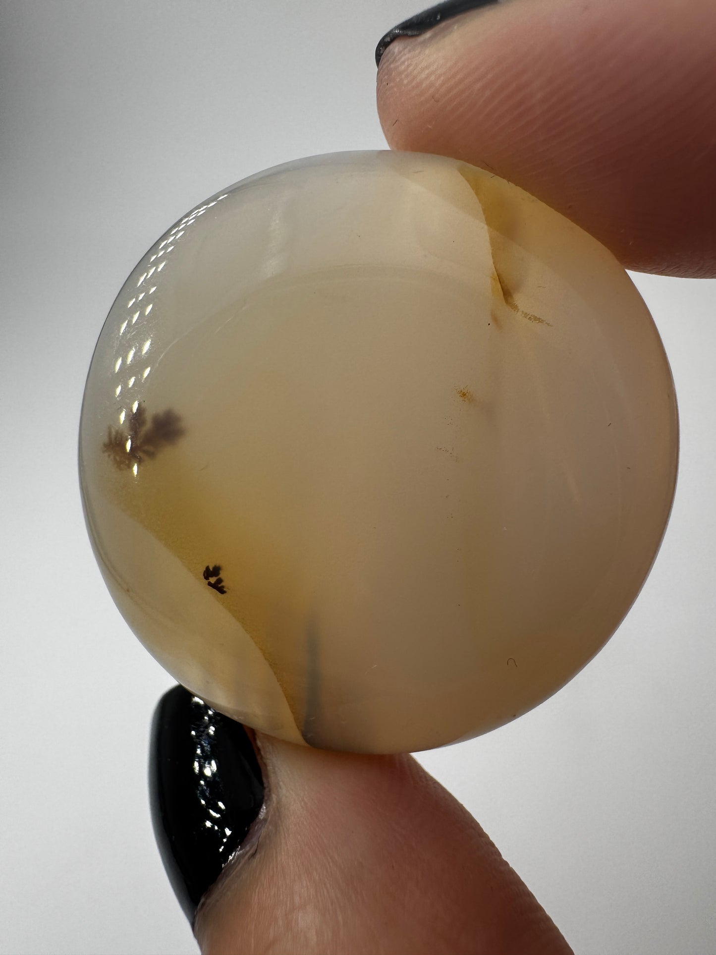 Scheibensteine aus weißem Achat aus Botswana mit feiner Bänderung und transluzenter Qualität, 3,4–3,7 cm.