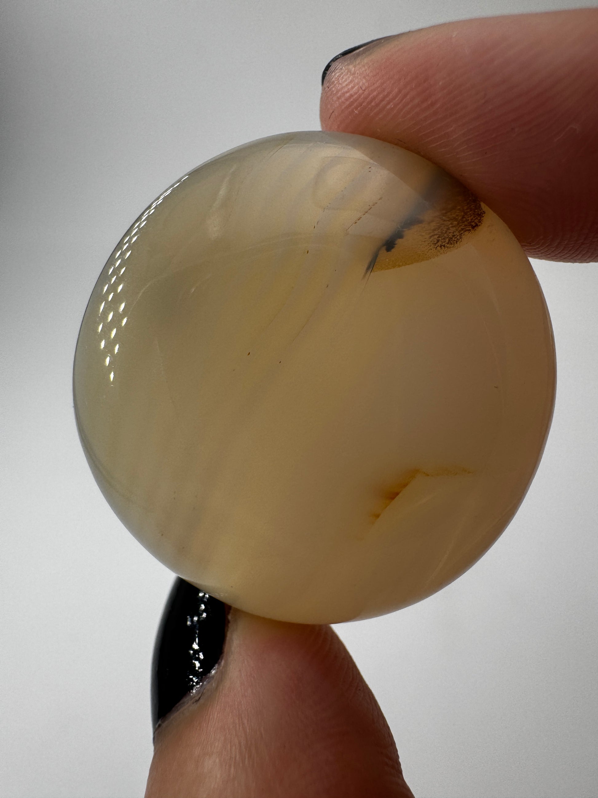 Scheibensteine aus weißem Achat aus Botswana mit feiner Bänderung und transluzenter Qualität, 3,4–3,7 cm.