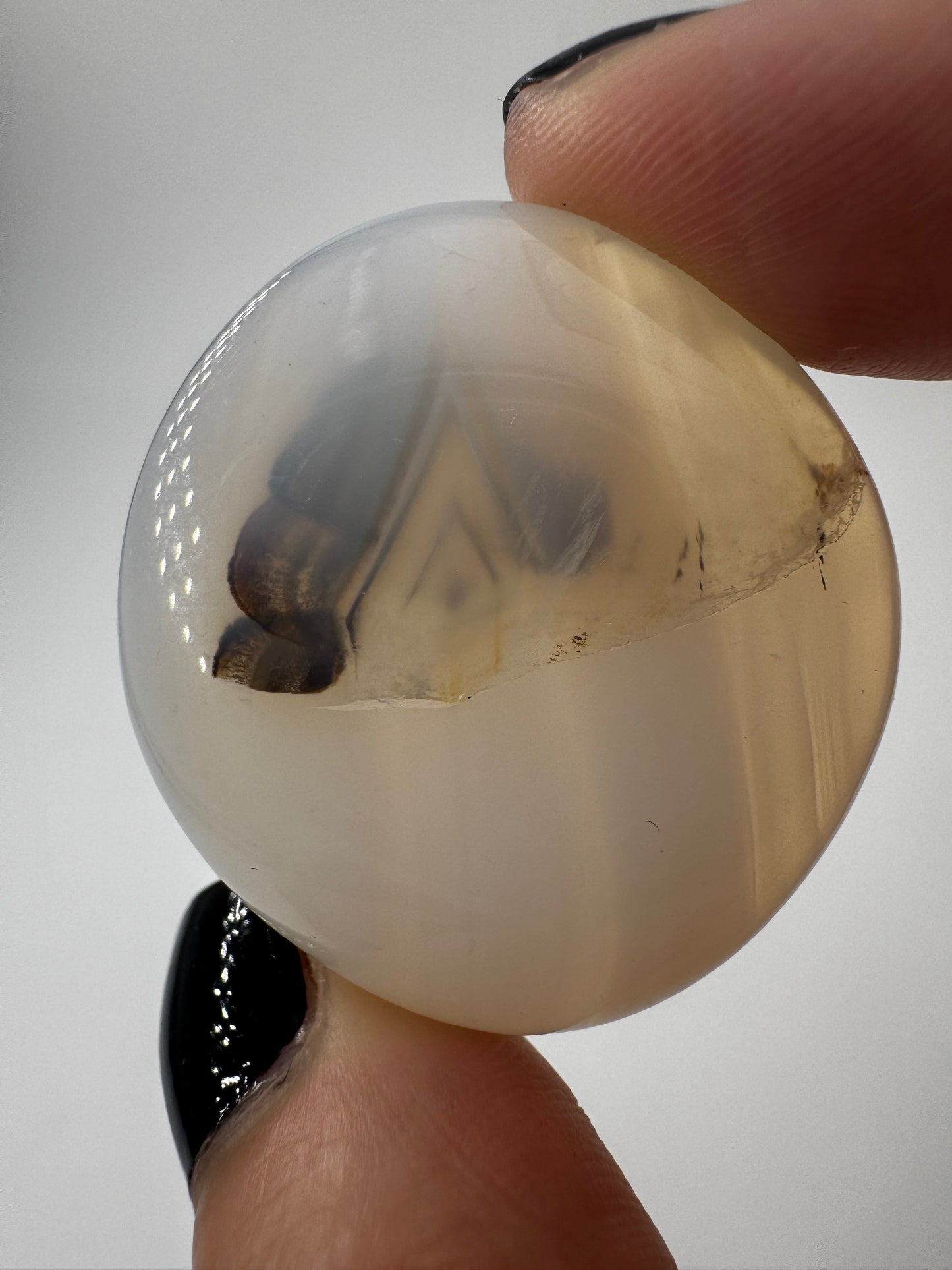 Scheibensteine aus weißem Achat aus Botswana mit feiner Bänderung und transluzenter Qualität, 3,4–3,7 cm.