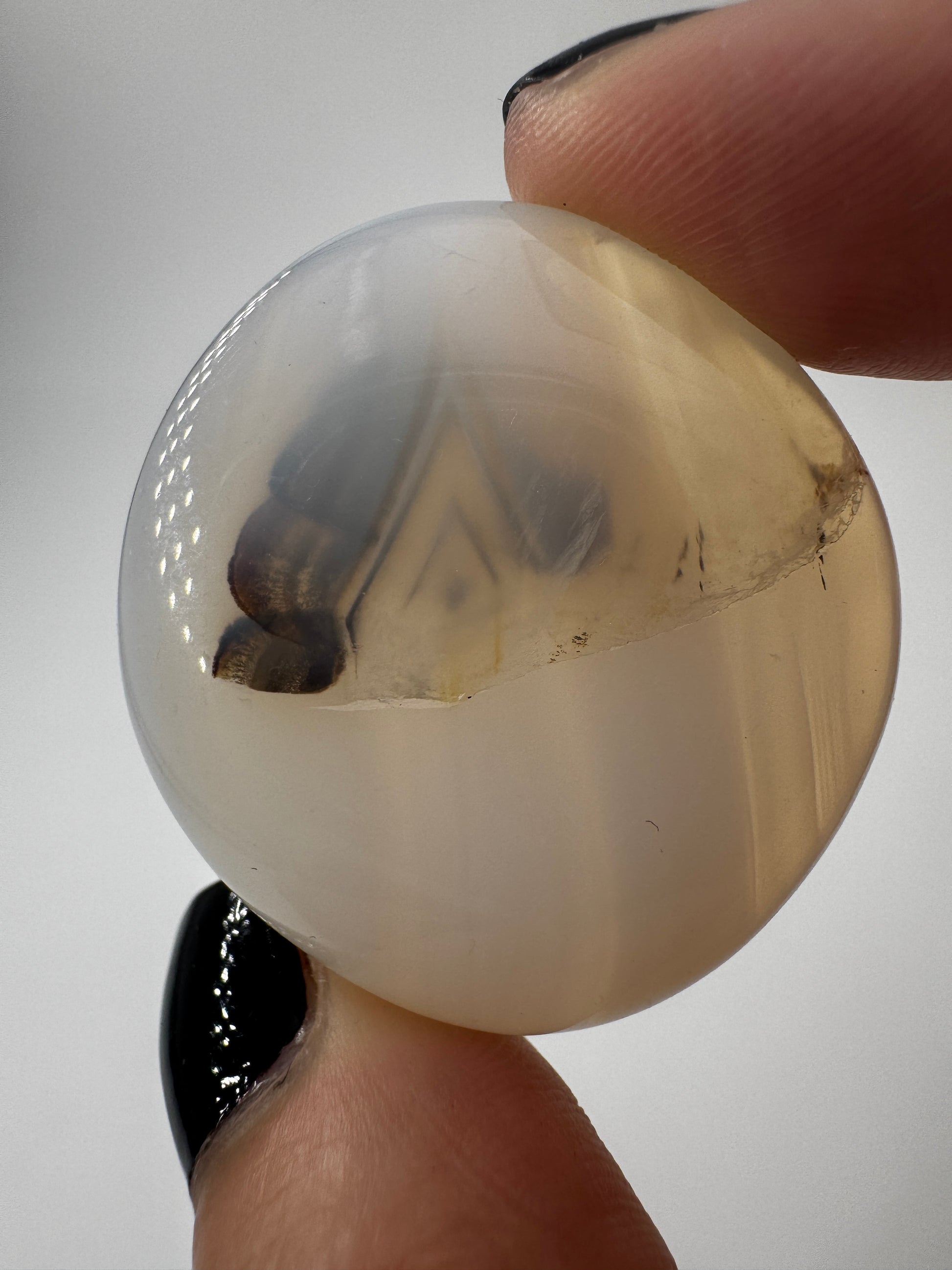 Scheibensteine aus weißem Achat aus Botswana mit feiner Bänderung und transluzenter Qualität, 3,4–3,7 cm.